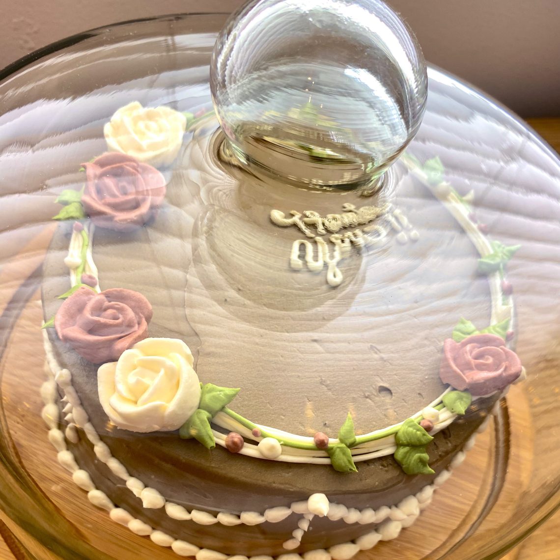 Hojicha butter cream cake in a glass cake case