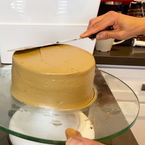 Smoothing the surface of the Hojicha butter cream cake