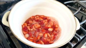 Cook strawberry sauce