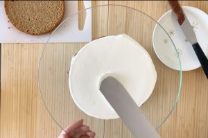 Spread butter cream on the 4th coffee sponge cake