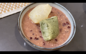 Place mochi rice cakes on zenzai