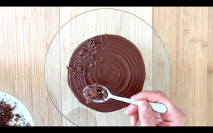 Sprinkle grated chocolate