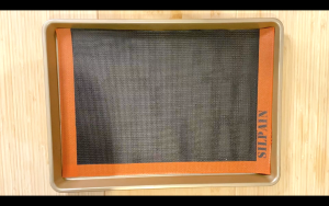 Line baking sheet with Silpain