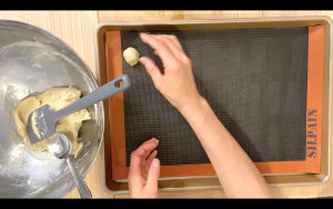 Make small balls from cookie dough