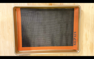 Line baking sheet with Silpain