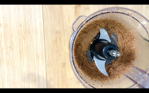 Fill the cake pan with the nut mixture